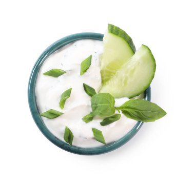 Yeşil soğanlı lezzetli yoğurt, salatalık ve fesleğen, beyaza izole edilmiş, üst manzara.