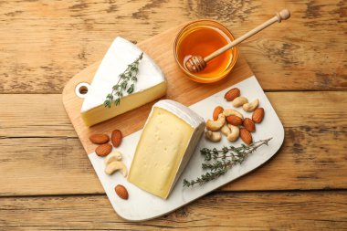 Tahta masada kekik, bal ve fındıklı Camembert peyniri.