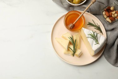 Beyaz masada biberiyeli ve ballı Camembert peyniri. Metin için boşluk
