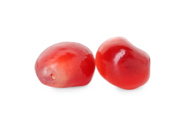 Olgun sulu nar taneleri beyaza izole edilmiş.