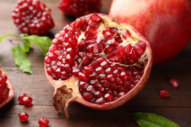 Tahta masada taze nar ve yeşil yapraklar kes, yakın plan.