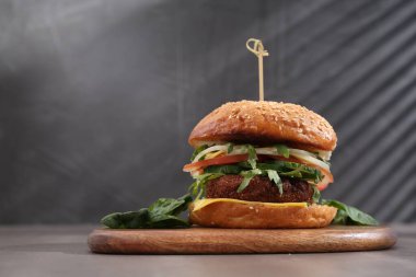 Gri masada lezzetli vejetaryen burgerli bir pansiyon. Metin için boşluk