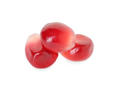 Olgun sulu nar taneleri beyaza izole edilmiş.