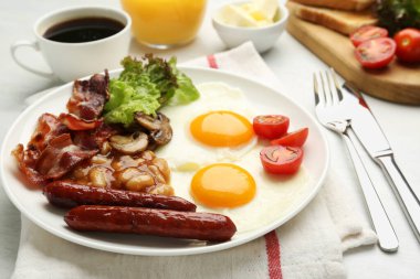 Güneşli tarafı olan nefis bir kahvaltı. Beyaz masada servis edilen yumurtalar. Yakın plan.