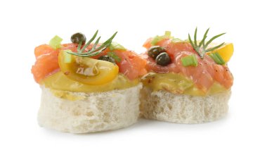 Somonlu, domatesli, kaparili ve beyaz otlu kanepeler.