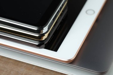 Tahta masaya elektronik cihazlar yığını, yakın plan