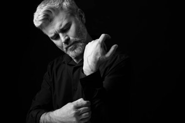 Esmer arka planda yakışıklı bir adamın portresi. Siyah ve beyaz etkisi