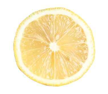 Beyaza izole edilmiş taze limon parçası.
