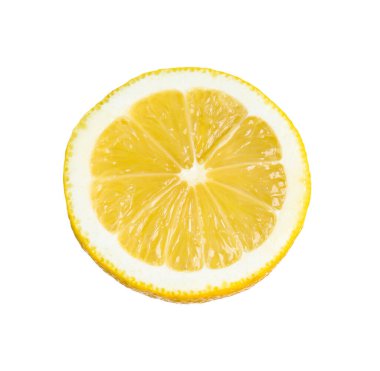Beyaza izole edilmiş taze limon parçası.
