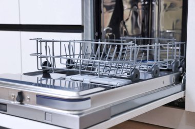 İçerideki temiz bulaşık makinesini aç. Ev aletleri