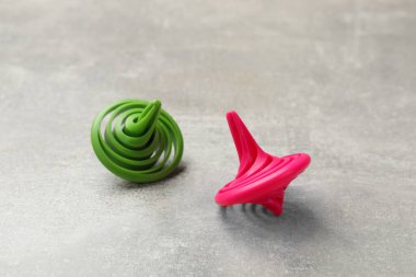 Gri dokulu arkaplanda parlak dönen kapaklar, yakın plan