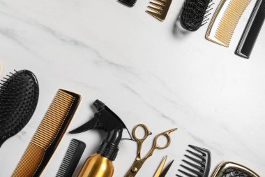 Beyaz mermer masadaki kuaför aletleri, düz yatış. Metin için boşluk