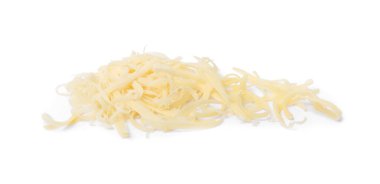 Beyaza izole edilmiş lezzetli rendelenmiş peynir yığını.