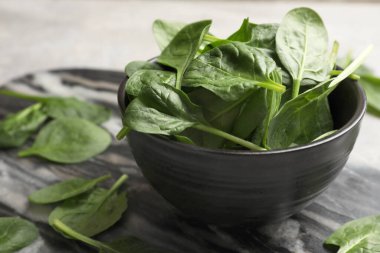 Masadaki taze ıspanak yaprakları, yakın plan.