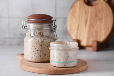 Ekşi hamur başlatıcı cam kavanozlarda ışık masasında