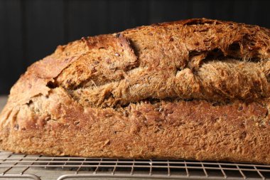 Ahşap masada taze pişmiş ekşi ekmek, yakın plan.