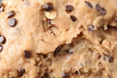 Arkaplan olarak çikolata parçalı çiğ hamur, üst görünüm