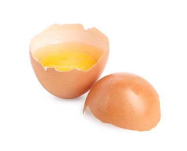 Kırık tavuk yumurtası ve sarısı beyaza izole edilmiş.