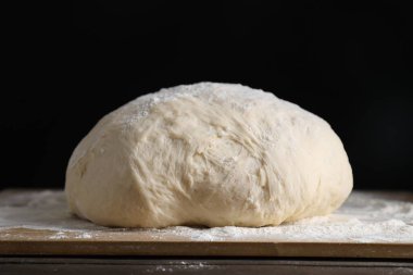 Çiğ hamur ahşap masada, yakın plan.