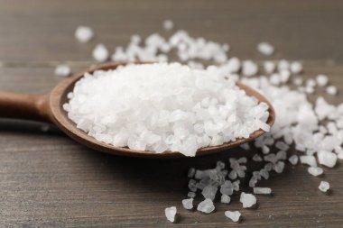 Tahta masada kaşıkla doğal tuz, yakın plan.