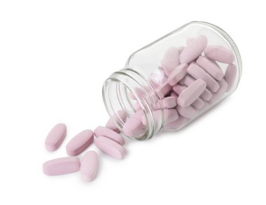 Dağınık vitamin hapları ve beyaz üzerine izole edilmiş şişe.