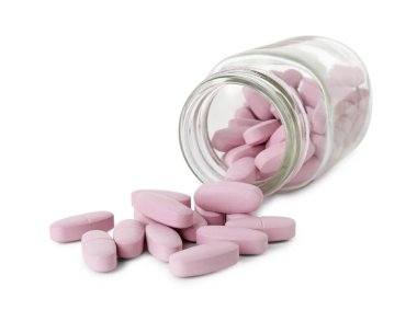 Dağınık vitamin hapları ve beyaz üzerine izole edilmiş şişe.