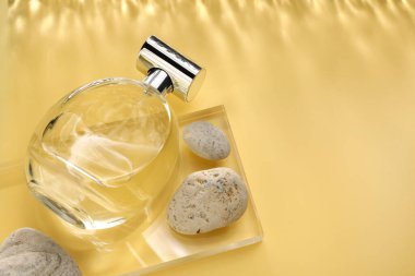 Altın arka planda lüks parfüm şişesinin şık sunumu. Metin için boşluk