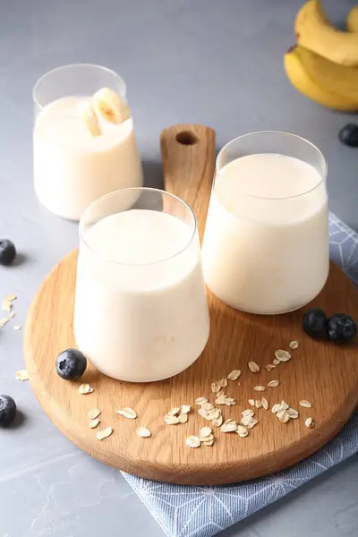 Smaczny Jogurt Szklankach Owsie Jagodach Szarym Stole Obraz Stockowy