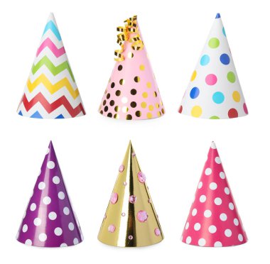 Renkli parti şapkaları beyaz sette izole.