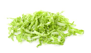 Yığınla öğütülmüş taze Çin lahanası beyaza izole edilmiş.