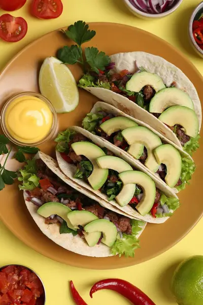 Płaska Kompozycja Pysznymi Tacos Żółtym Stole Zdjęcie Stockowe