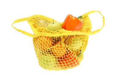 Beyaz, üst görünümde izole edilmiş sarı iplik torbası içindeki yeni ürünler