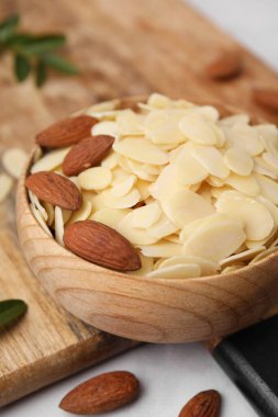 Taze badem gevrekleri ve fındıklar beyaz masada, yakın plan.