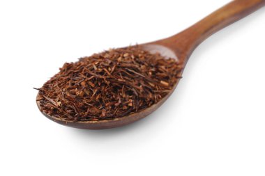 Beyaz kaşıkla izole edilmiş Rooibos çayı