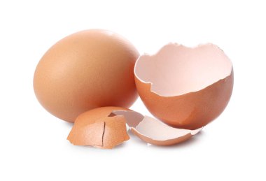 Tavuk yumurtası ve kabuk parçaları beyaza izole edilmiş.