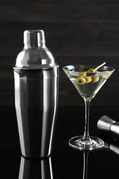 Metal Shaker Martini Cocktail Jigger Black Mirror Surface — Stock Photo, Image