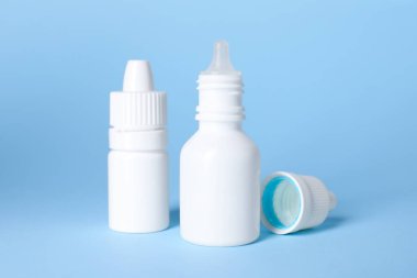 Açık mavi arkaplanda tıbbi damlalar