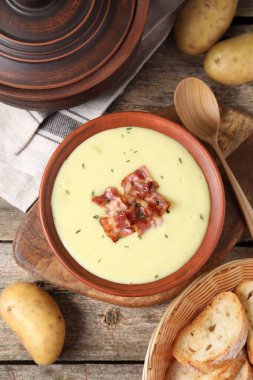 Pastırmalı patates çorbası ve ahşap masada servis edilen biberiye.
