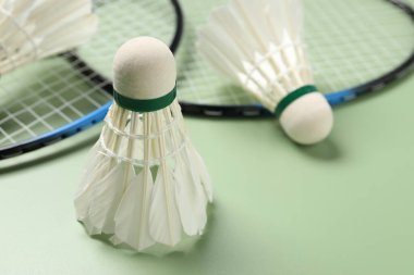 Tüylü badminton mekik siki yeşil arka planda, yakın plan