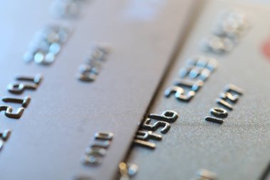 Arka plan olarak iki kredi kartı, makro görünüm