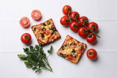 Lezzetli pizza tostları, taze domates ve beyaz fayanslı maydanoz.