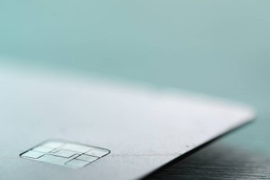 Renkli arka planda bir kredi kartı, makro görünüm. Metin için boşluk