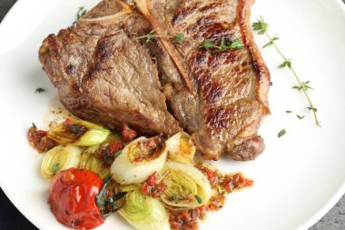 Lezzetli kızarmış et ve sebzeler tabakta, yakın plan.