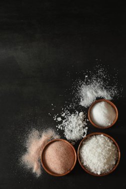Siyah masadaki kaselerdeki organik tuzun farklı türleri, düz yatıyordu. Metin için boşluk