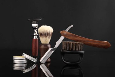 Siyah ayna yüzeyinde bıyık ve sakal şekillendirme araçları