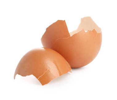 Tavuk yumurtası kabukları beyaza izole edilmiş.