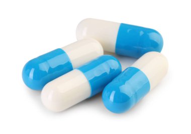 Beyaza izole edilmiş antibiyotik haplar. Tıbbi tedavi