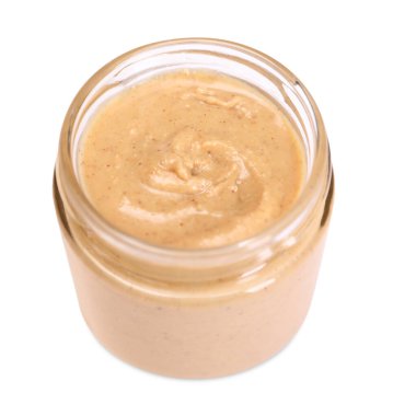 Kavanozdaki lezzetli fındık ezmesi beyaza izole edilmiş.