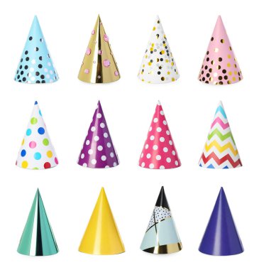 Renkli parti şapkaları beyaz sette izole.