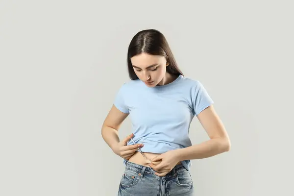 Diabetes Woman Making Insulin Injection Her Belly Grey Background — Stock Photo, Image
